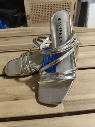 Sandalias Marypaz tacón dorado talla 36