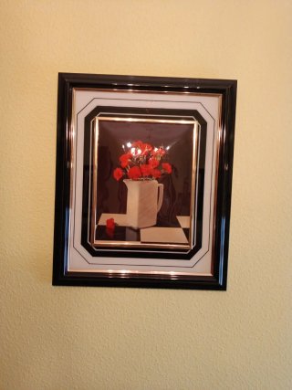 Cuadro flores rojas jarrón blanco
