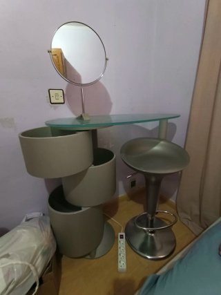 Tocador profesional con espejo y taburete