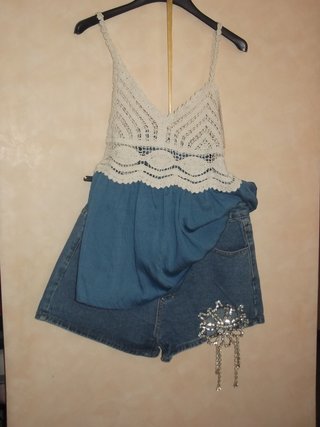 Top uncinetto e shorts in denim