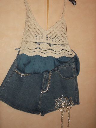 Top uncinetto e shorts in denim