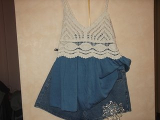 Top uncinetto e shorts in denim