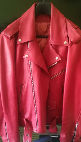 Chaqueta de piel roja de mujer