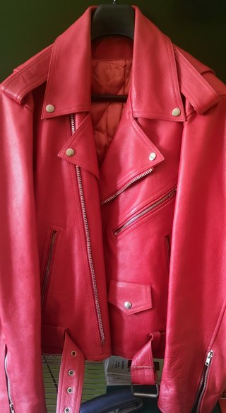 Chaqueta de piel roja de mujer