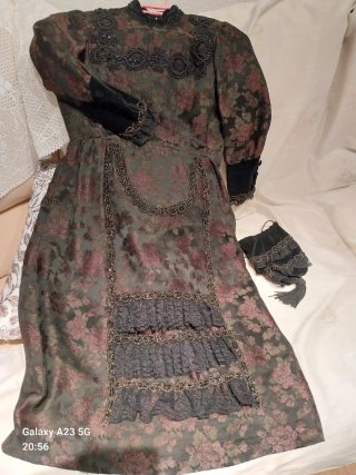 Traje antiguo niña floral