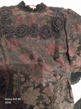 Traje antiguo niña floral
