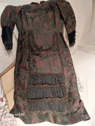 Traje antiguo niña floral