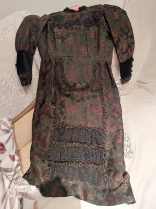 Traje antiguo niña floral