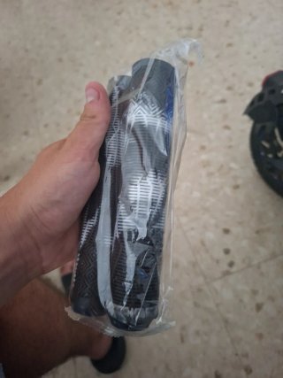 Puños para patinete eléctrico negros y blancos