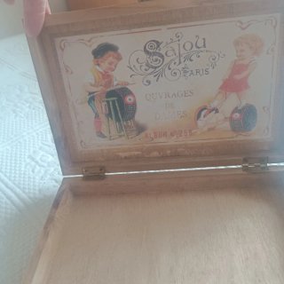 Caja de madera vintage con dibujo infantil