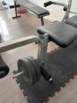 Banco de pesas con barra y discos