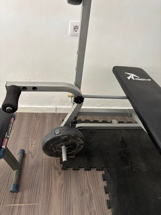 Banco de pesas con barra y discos