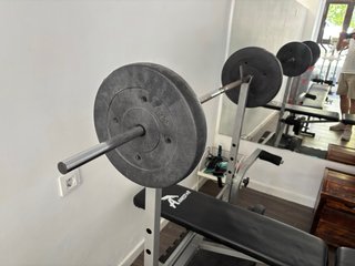 Banco de pesas con barra y discos