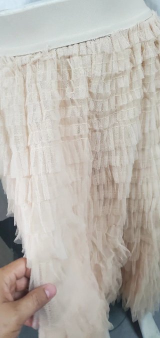Falda larga beige de tul con volantes