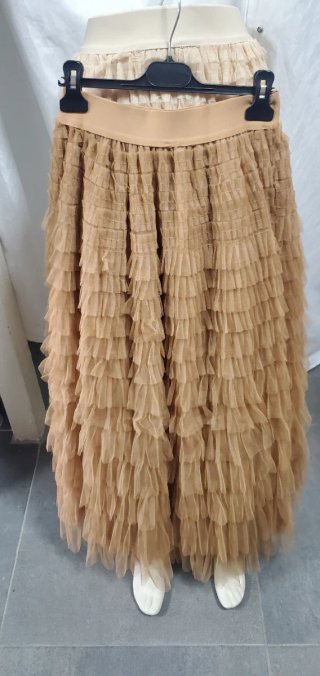 Falda larga beige de tul con volantes