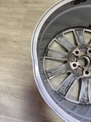 Llanta Tesla Model S 19 para reparar
