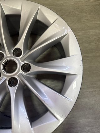 Llanta Tesla Model S 19 para reparar