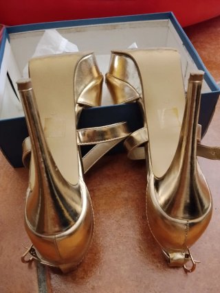Tacones dorados
