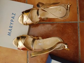 Tacones dorados