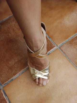 Tacones dorados