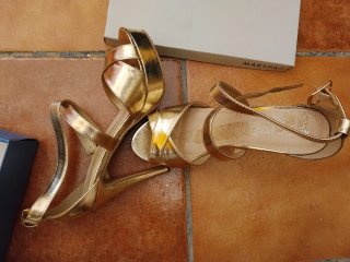 Tacones dorados