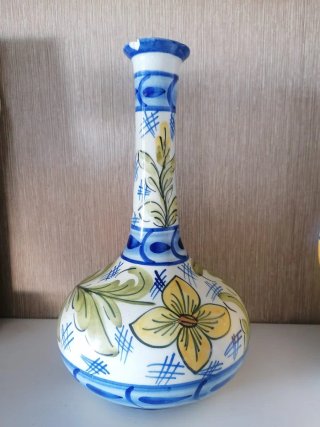 Jarrón de cerámica pintado a mano