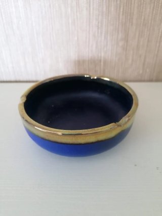 Cenicero de porcelana azul y dorado