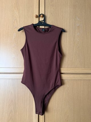 Body de tirantes marrón
