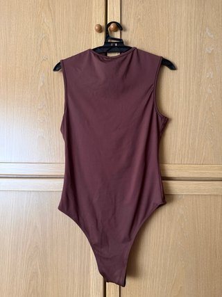 Body de tirantes marrón