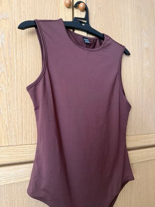 Body de tirantes marrón