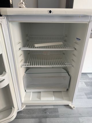 Nevera Indesit Blanca  NO FUNCIONA