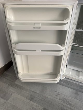 Nevera Indesit Blanca  NO FUNCIONA