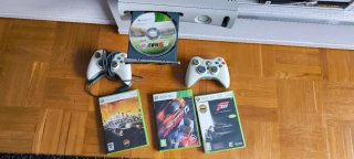 Xbox 360 con 2 mandos y 4 juegos