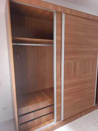 Armario de madera con puertas correderas