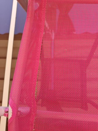Mini silla rosa de metal y rejilla