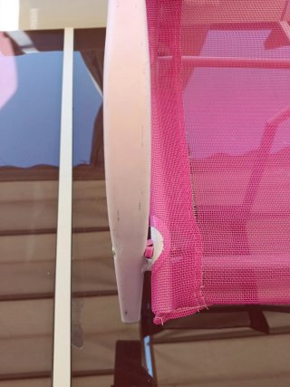 Mini silla rosa de metal y rejilla