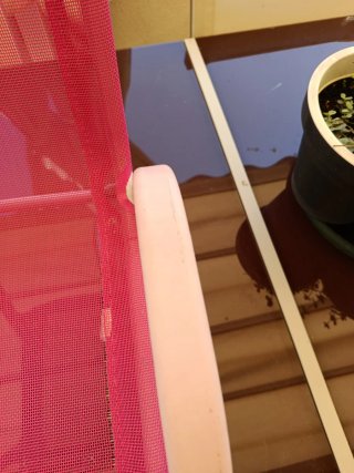Mini silla rosa de metal y rejilla