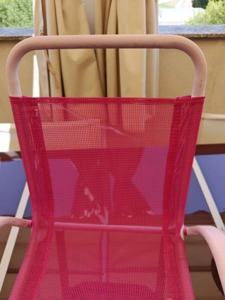 Mini silla rosa de metal y rejilla