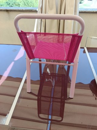 Mini silla rosa de metal y rejilla