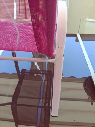 Mini silla rosa de metal y rejilla