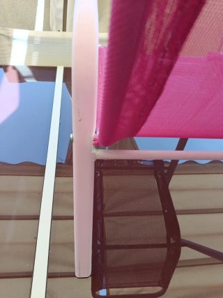 Mini silla rosa de metal y rejilla