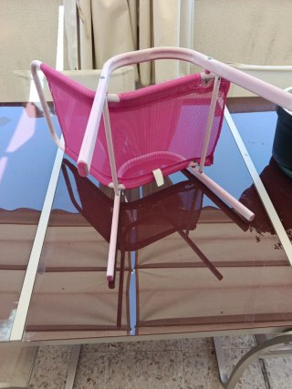 Mini silla rosa de metal y rejilla