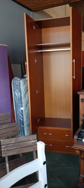 Ropero de madera marrón