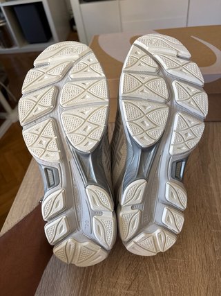 Zapatillas Asics Beige y Gris
