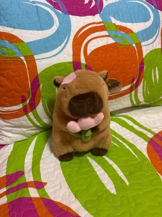 Peluche Capibara con Flor Rosa