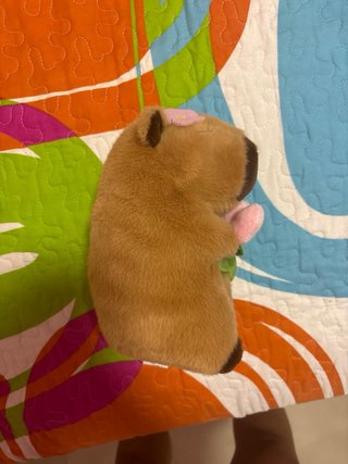 Peluche Capibara con Flor Rosa