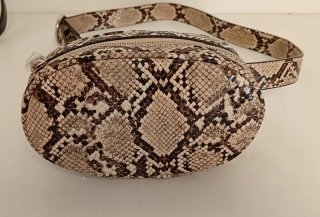 MOCHILA NEGRA CON RIÑONERA DE PIEL DE COCODRILO
