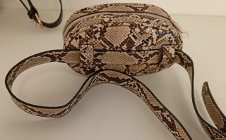 MOCHILA NEGRA CON RIÑONERA DE PIEL DE COCODRILO