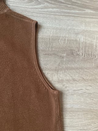 Jersey cuello alto marrón sin mangas