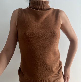 Jersey cuello alto marrón sin mangas